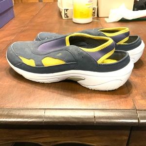 Easy Spirit Navy/ Yellow Tennis Shoes 8.5